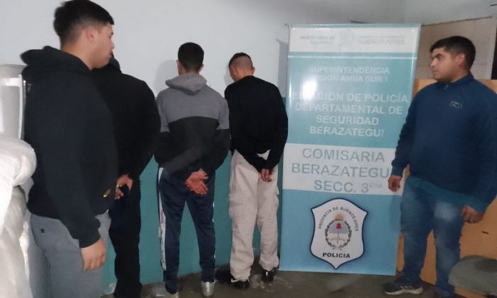 Berazategui - Tras una persecución detuvieron a tres implicados en el robo de un auto